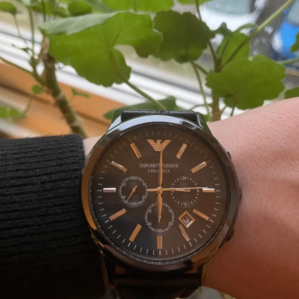 Emporio Armani cermica klocka []storleken passar alla [] Klockan har ett skönt läderband istället för länkar[] box är tyvärr sönder [] nytt batteri behövs [] ny pris 2999kr. Accessoarer.