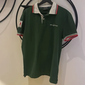 Sail Racing piketröja - Säljer denna mörkgröna piketröjan från Sail Racing i storlek L.