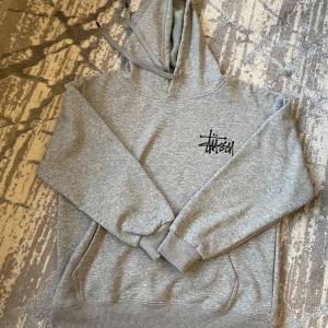 Stussy - Stussy hoodie kortare än vanligt vid ärmarna där med priset