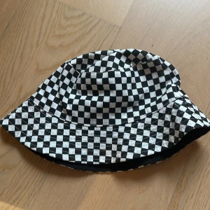 Svartvit rutig hatt från Pull&Bear - Snygg svartvit rutig hatt från Pull&Bear🫶Hatten har ett klassiskt rutmönster och är i bra skick 💗