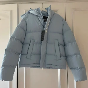 Trapstar jacka  - Aldrig använd. Ice Blue strk S herrmodell. Köpt i vinterdroppet 2022 och skickas i ordningenförpackning. 