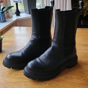 Boots - Svarta sköna boots med grövre snygg sula. Använda en gång, så i nyskick. Normala i storlek och passar normala och lite bredare fötter, storlek 38. Säljes då växtes ur.