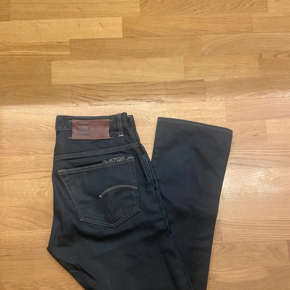 G-star jeans i nyskick, använda någon enstaka gång men för små för mig nu. Nypris runt tusenlappen så detta är en superdeal! Hör av dig vid minsta fundering eller för fler bilder . Jeans & Byxor.