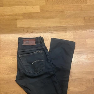 G-Star Jeans - G-star jeans i nyskick, använda någon enstaka gång men för små för mig nu. Nypris runt tusenlappen så detta är en superdeal! Hör av dig vid minsta fundering eller för fler bilder 