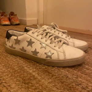 Yves Saint Laurant Sneakers  - Säljer dessa feta skor som inte kommer till användning! Lite creasade och en liten liten reva nära hälen på högerdojan som synns på bild 2, annars bra skick. Hör av dig vid minsta fråga eller för fler bilder! 