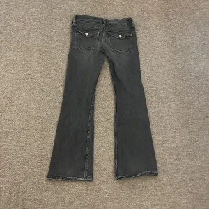 Byxor❤️ - Jätte fina byxor❤️ säljer pga av att de har blivit alldeles för små för mig❤️jätte bra skick, lite slita längst ner på byxorna men inte mycket❤️storlek 146/152❤️ skriv vid minsta fråga, tryck gärna på köp nu❤️