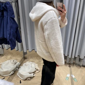 Teddyjacka - Jättefin teddyjacka från h&m. Jättefint skick använd några gången. 