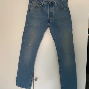 Levis 501 - Blå Levis 501 storlek 32/32. Två små skav, ett på bakfickan och ett på benet fram. 