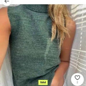 Grön ärmlös polotröja - Säljer en stilren grön ärmlös polotröja i mjukt material. Perfekt för lager-på-lager under höst och vår. Tröjan har en hög krage som ger en elegant touch. Passar både till vardags och lite finare tillfällen. 🐢💚