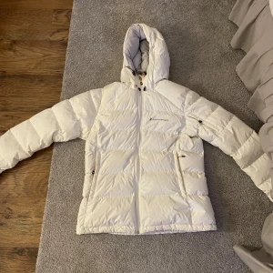 vit peak performance dunjacka - säljer nu denna jättefina jackan i storlek L! den är nytvättad och har inga defekter, skriv för fler bilder 🥰🥰