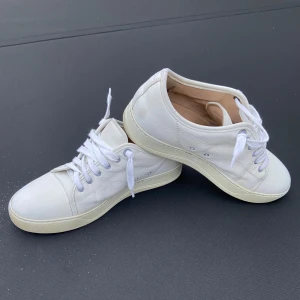 Vita lanvins  - Vita lanvin skor | storlek uk 7 ca 42-43 | skick syns på bilderna | endast skorna ingår | för mer info skriv privat!