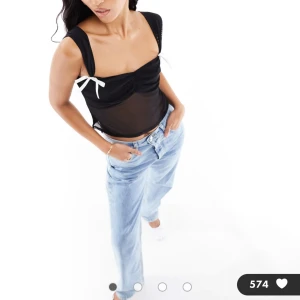 Rosett topp - Helt oanvänd Jättesöt topp från asos. Köpt för 289kr.