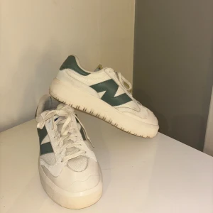 New Balance skor - Supersnygga New Balance skor i bra skick. Använda fåtal gånger pga fel storlek. Modellen är CT302 i strlk 40,5💞