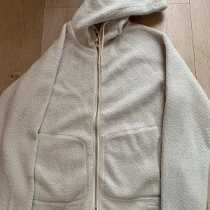 Fleccejacka från McKinley - Bröstmått 62 72 cm från axel till nederkant Lite längre bak 80 cm Mer benvit i förgen än vit