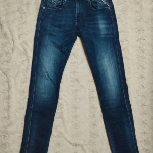 Replay jeans  - Sparsamt använda i fortfarande mycket fint skick! Hör av er vid intresse👌 det är modellen anbass som är mest eftertraktad 