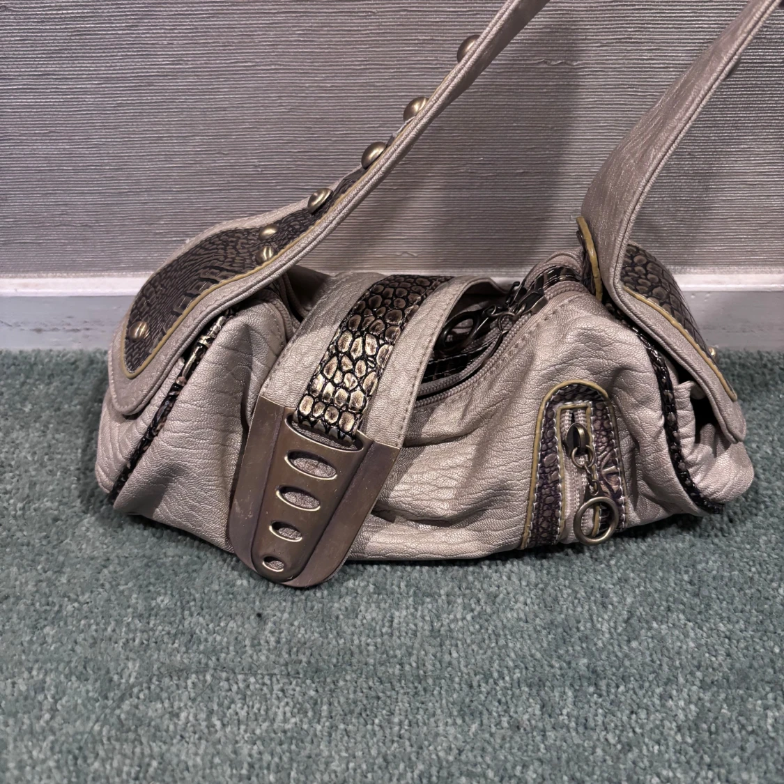 Beige axelväska med krokodilmönster - 90