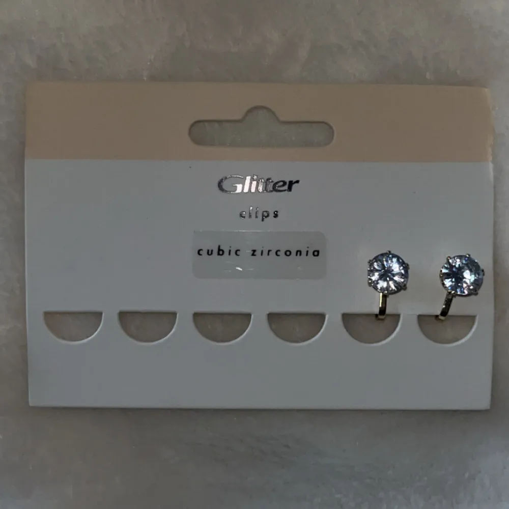 Oanvända clip on örhängen köpta på glitter. Då det endast är 1 par kvar gäller priset 1/3 av original. . Asusteet.