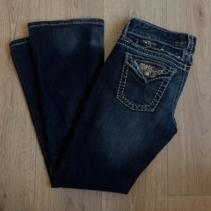 Lågmidjade jeans - Måste tyvärr sälja mina lågmidjade jeans, beställda från Urban Outfitters, då jag tycker att dom är för korta för mig (jag är 176 cm lång). Jeansen är felfria och oanvända. Jag skulle säga att d passar XS-M beroende på hur man vill att d ska sitta.🧡