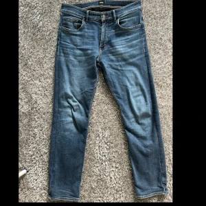 Hugo boss jeans - Riktigt snygga och sköna jeans från Hugo boss. Jeansen har en touch av Kashmir. Regular fit men sitter lite som slim. Skick 9/10 (Behövs strykas bara). Nypris ligger på ungefär 1799. Hör av er vid funderingar!😁