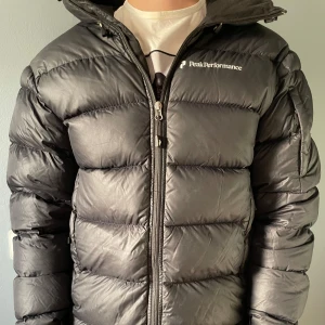 Peak performance jacka  - Rikigt snygg jacka som är perfekt till hösten och vintern 🍁🍂❄️ Jackan är i bra skick förutom ett litet litet hål som finns på armbågen. Dragkedja än kan vara lite trög ibland med.  Skriv för bättre bilder! 