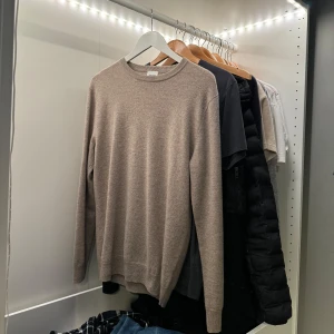 John Henric Kashmir tröja  - Säljer nu en beige 100% kashmir tröja i storlek M. Knappt använd och är i väldigt fint skick, perfket nu till hösten. Nypris 2200kr mitt pris 1499kr. Hör av dig vid minsta fråga 🤩