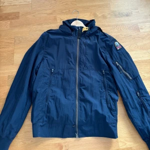 Parajumper jacka  - Riktigt fräsch parajumper jacka ”top notch” i storlek L, men passar även M. Använd max 10 gånger, dvs nyskick. Köpt på barkarby för ca 1 år sedan, kvitto finns. Ihopfällbar luva. Hör av dig för fler bilder eller funderingar! 
