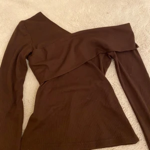 Brun one off shoulder top - Jätte fint tröja har använt få tal gånger. Väldigt skönt material också💕
