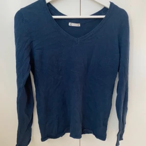 Stickad tröja  - Tunn stickad tröja. Bra skick