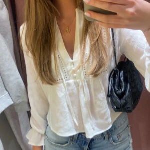 Blus zara - Säljer denna fina blusen från zara. Jätte bra skick! Storlek Xs