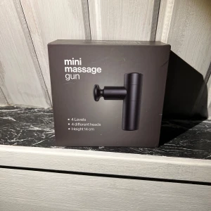 Massage pistol - Jag säljer min massage pistol pga att jag inte har användning för den längre. den har 4 snabbhets lägen och 4 tillbehör 