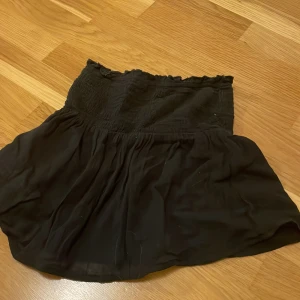 Trendig tröja från Gina Tricot - Säljer en trendig tröja från Gina Tricot i storlek 146/152. Den är i bra skick och passar till många olika stilar. 