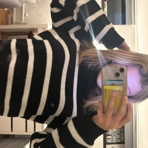 Stickad tröja  - En väldigt fin stickad tröja från hm. Lite för liten för mig men annars är de väldigt fin. Långa armar med en bra längd om man gillar kortare tröjor 💗 Kontakta mig för intresse och om man har annat förslag på pris 💗
