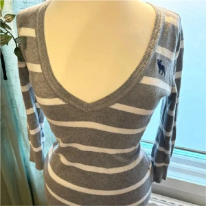 Långärmad tröja  - En långärmad grå tröja, randig med en jätte fin v-ringning. Varm, passar jätte bra till hösten. Mycket bra skick!   Skriv vid fler frågor🤗💗