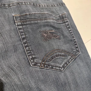 Burberry Jeans - Burberry jeans från annan säljare, säljer då de inte passar! Riktigt sköna men knappen gick av. Inget en skräddare inte kan fixa Kom med frågor och bud! Bak tabb också borta tyvärr