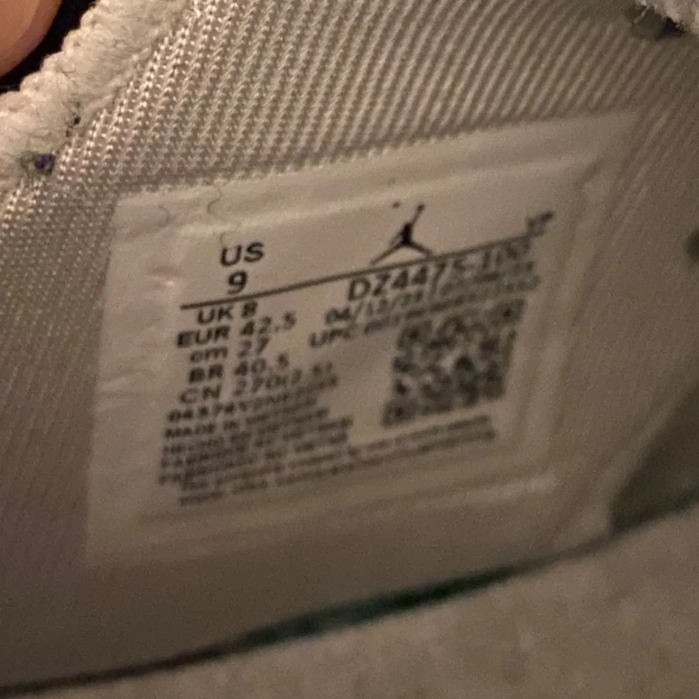 Nike skor i storlek 42,5. Har små skador men ingen som märks 😊. Kengät.