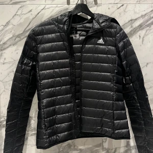 Jacka adidas - Svart dunjacka från adidas