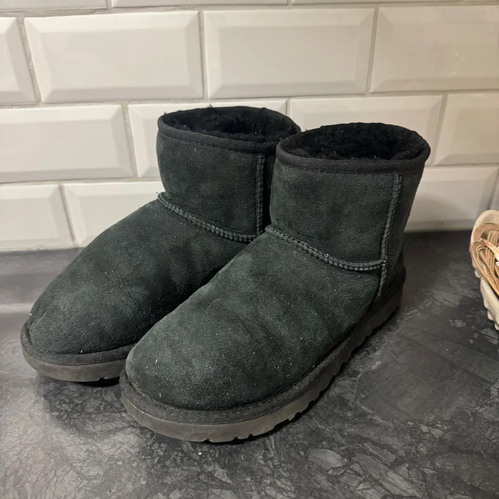 Säljer nu mina uggs i st 38💕 de är köpta och använd förra vintern men är i väldigt bra skick 💕 . Skor.