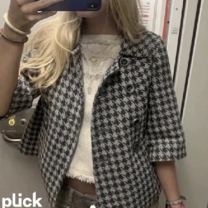 Grå och svart trekvartsärmad kappa  - Säljer en superfin grå och svart rutig kappa från F&F i storlek S. Den har trekvartsärmar och stora knappar framtill. Perfekt för höst och vår när du vill ha en stilren look. 🖤