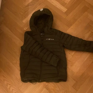 Grön pufferjacka från Sail Racing - Säljer en grön pufferjacka från Sail Racing pga använder den inte. Skick 8/10. 