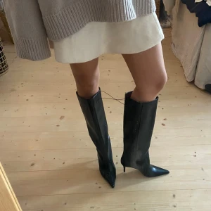 Svarta stövlar med spetsig tå - Snygga svarta stövlar i skinn med spetsig tå och klack. Perfekta för höst och vinter, de ger en elegant touch till vilken outfit som helst. Passar bra till både klänning och jeans. Använd dem för en stilren look på stan eller till fest❤️❤️