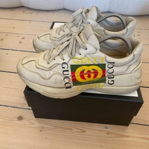 Gucci Rhyton - Säljer ett par otroligt sköna och snygga Gucci Ryhton.    Size 43 1/3  Bin 2500 Nypris 10700kr (!) Allt original inklusive kvitto medföljer. Hämtas hos mig i stockholm eller skickas på köparens bekostnad!