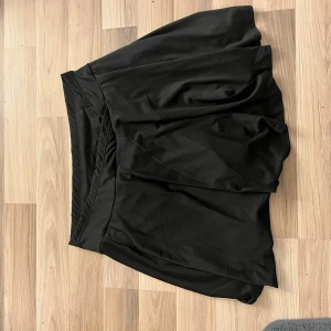 Svart kjol från Shein Curve - Säljer en svart kjol från Shein Curve i storlek 3XL. Kjolen har shorts undertill så har du problem med lårskav är denna perfekt. Materialet känns mjukt och bekvämt, vilket gör den lätt att bära hela dagen. Passar bra till både sommar och höstoutfits. 🖤Aldrig använd. 