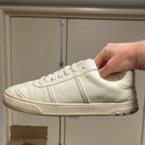 Valentino flycrew  - Säljer Valentina flycrew i storlek 39. Passar 40. Skorna är i bra skick, alla nitar är även kvar. Har en deffekt därav pris, går självklart att laga genom lite tid. Men jag själv orkar inte och säljer därför de billigt.