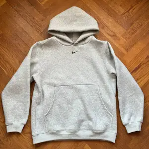 Säljer en klassisk grå hoodie från Nike i storlek L, passar mer som M. Nike-loggan är centrerad på bröstet. Perfekt för höst och vinter! Hör av dig vid frågor! 👋