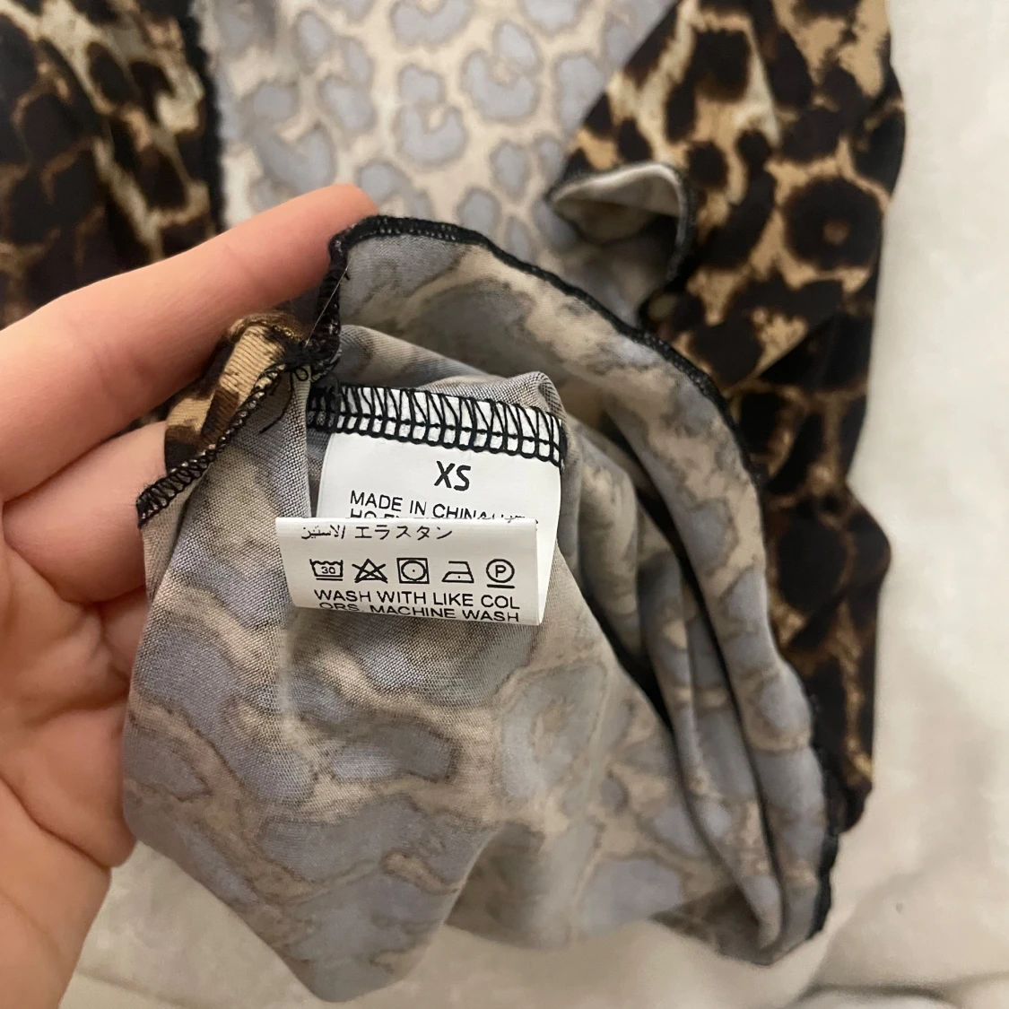 Leopardmönstrad topp med rosett - 90