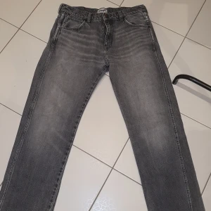 Grå jeansbyxor Wrangler -  Säljer mina jeansbyxor då de blivit för små. Bra kvalite och inga fel på dem