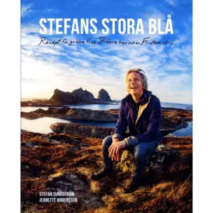 En roadtrip, ett friår, en enslig ö mitt ute i ett hav som fortfarande vimlar av fisk - Stefan Sundström har äntligen gjort en ny bok!  Stefans stora blå är en kokbok som doftar av tång, rödsej och umami. Det är också en berättelse om att kliva av en stund och våga bara vara.  Utanför den nordnorska kusten ligger ön Træna. För att komma dit från Stockholm får man sätta sig på tåget mot Narvik, och så sitter man där nästan ett dygn. Sedan tar man bussen över gränsen, och där finns alltid någon vän som kan ta en ut till havet. Den resan gjorde Stefan Sundström.  Och han stannade på Træna i ett helt år.  Stefan fiskade, torkade torskrom, gjorde kimchi och kaffeost - och eget snus. Han funderade han på vem han är, bortom applåder och beundrarbrev. Och så skrev han Stefans stora blå. Den handlar om att det som kallas för centrum, city, det som är inne, i själva verket är jävligt ute. Om hur gott det kan vara med fisk. Och om längtan efter att få se en val och inte berätta det för någon.  Stefans stora blå är en uppföljare till storsäljande och prisade Stefans lilla gröna från 2010. Bilderna är även denna gång tagna av Jeanette Andersson, fotograf som i många år följt och dokumenterat Stefans liv och arbete i trädgårdar, fiskebåtar och på scen.  Stefan Sundström är mångfaldigt prisbelönad vispopartist sedan 30 år. Han har släppt sexton musikalbum och fyra böcker, och medverkat i tv och film. Hans stora intressen förutom musik och skrivande är odling, husbehovsfiske och framställning av livsmedel.  Och snus.    Format Danskt band   Omfång 223 sidor   Språk Svenska   Förlag ETC Förlag   Utgivningsdatum 2014-08-27   Medverkande Jeanette Andersson   Medverkande Jeanette Andersson   ISBN 9789185949489  