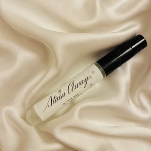 Stain Away’s fläckborttagnings penna  - Vår fläckborttagnings penna är en portabel effektiv fläckbortagningspenna som snabbt och enkelt tar bort fläckar på kläder och textilier.  Vi erbjuder påfyllning av pennan för att slippa slänga den när den är slut. Detta gör att det både blir billigare och bättre för miljön. Påfyllningen kostar endast 20 kr 