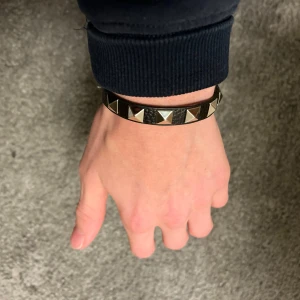  valentinọ liknande armband  -  Snyggt Valentinọ liknande  armband. Skriv vid några funderingar. Pris kan diskuteras!