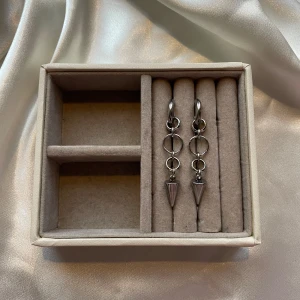 Fatima earrings  - 45kr per par, gjorda i rostfritt stål vilket innebär att metallen inte färgar av sig eller tappar färg💐